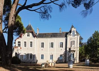 Voyage sur-mesure, Château dans un domaine viticole face à la Loire